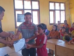 Ketua Fraksi PDIP Manggarai Timur Serahkan Sertifikat PIP Aspirasi dan Soroti Kondisi Gedung SDN Reba Rana 