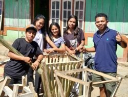 Warga Desa Welu Apresiasi Dengan Mahasiswa KKN Universitas St.Paulus Ruteng Ciptakan Tempat Sampah Bambu