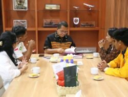 Gubernur Melki Laka Lena Sambut Audiensi Akademisi FISIP Undana: Siap Hadiri Launching Buku Demokrasi Zombie Karya Ernestus Holivil