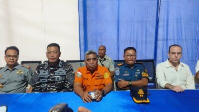 Konferensi pers Kepala KSOP Labuan Bajo:  SPB KM Putri Sahkina Terbit Saat Perkiraan Cuaca BMKG Aman dan Sesuai Prosedur