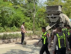 Tingkatkan Keselamatan Wisatawan, Satlantas Polres Mabar Tambal Jalan Berlubang Menuju Golo Mori