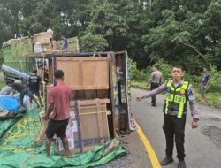 Kabut Tebal dan Jalan Licin, Truk Sembako Terguling di Jalur Trans-Flores