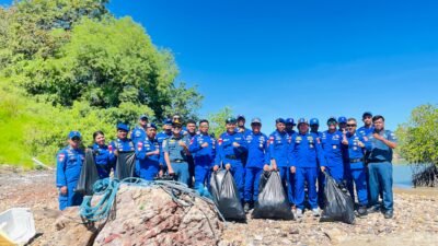 Tindak Lanjuti Arahan Presiden, Polisi Gelar Aksi Bersih Sampah di Perairan Labuan Bajo