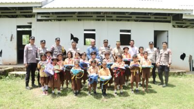 Polres Manggarai Barat Salurkan Perlengkapan Sekolah untuk Siswa di Daerah Terpencil NTT