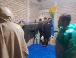 Polisi dan Warga Evakuasi Perempuan Korban Hanyut Sungai Wae Damar di Mbeliling