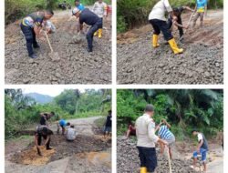 Gotong Royong Tanggulangi Jalan Amblas di Welak, Polisi dan Warga Bergerak Cepat