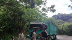Truk Mogok di Tanjakan Wae Nengke, Polsek Lembor Sigap Urai Kemacetan