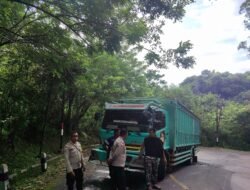 Truk Mogok di Tanjakan Wae Nengke, Polsek Lembor Sigap Urai Kemacetan