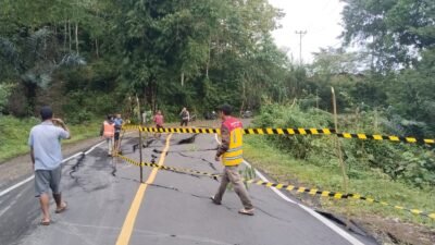 PPK.33 Tangani Jalan Reo-Ruteng yang Rusak, Pengguna Jalan Diminta Berhati-hati