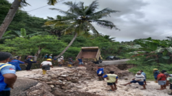 Aksi Nyata Prapaskah, Umat Paroki Santa Maria Immaculata Battuna Perbaiki Jalan Longsor