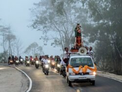 Padukan Tradisi Adat, Umat Paroki Karot Gelar Prosesi Bunda Maria Penolong Abadi