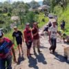 Warga Tiga Desa di Cibal Gotong Royong Perbaiki Jalan Rusak