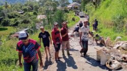 Warga Tiga Desa di Cibal Gotong Royong Perbaiki Jalan Rusak
