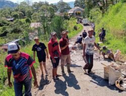 Warga Tiga Desa di Cibal Gotong Royong Perbaiki Jalan Rusak