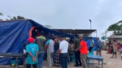 Tetes Air Mata dan Pelukan Hangat Wabup Manggarai Timur di Rumah Duka Korban Gempa Desa Waling