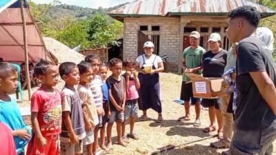 Tempuh Perjalanan Kaki, OMK Kajong Pikul Bantuan demi Penyintas Gempa di Manggarai