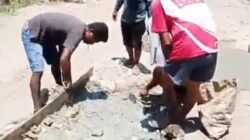 Sopir Pota–Reo Swadaya Perbaiki Jalan Provinsi di Lamba Leda yang Rusak Parah