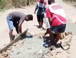 Sopir Pota–Reo Swadaya Perbaiki Jalan Provinsi di Lamba Leda yang Rusak Parah